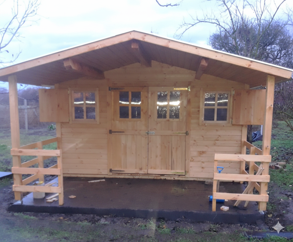 Ház a hársfa lombjai alatt A frissen telepített faház az udvaron